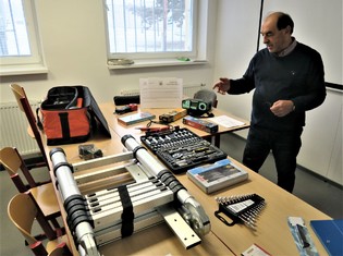 Jaroslav Černý, ředitel SOU elektrotechnického Plzeň, během předvádění nového výukového vybavení cvičného polygonu, které si škola pořídila díky finanční podpoře Nadace ČEZ. Jedná se různé měřicí přístroje, nářadí, žebříky a materiál pro potřeby výstavby sítí nízkého a vysokého napětí.  