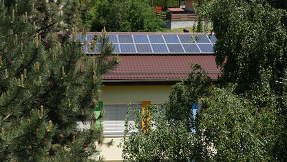Solární panely na střeše školky dokonale zamaskované před okolím.