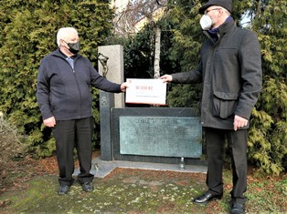 Starosta TJ  Sokol na Mělníce Bohuslav Bubník  přebírá od zástupce ČEZ Teplárenské Pavla Hofschnaidra (vpravo) symbolický šek. Deset tisíc korun jednota použije na nákup cvičebních prvků pro děti a mládež.