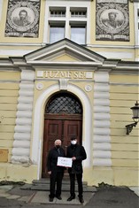 Starosta TJ  Sokol na Mělníce Bohuslav Bubník  přebírá od zástupce ČEZ Teplárenské Pavla Hofschnaidra (vpravo) symbolický šek. Deset tisíc korun jednota použije na nákup cvičebních prvků pro děti a mládež.