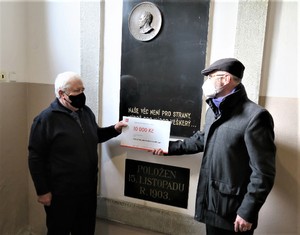 Starosta TJ  Sokol na Mělníce Bohuslav Bubník  přebírá od zástupce ČEZ Teplárenské Pavla Hofschnaidra (vpravo) symbolický šek. Deset tisíc korun jednota použije na nákup cvičebních prvků pro děti a mládež.