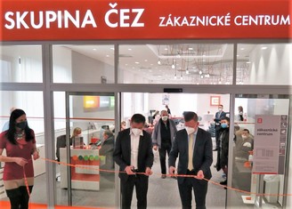 Slavnostní přestřižení pásky v režii Tomáše Kadlece, generálního ředitele ČEZ Prodej, a teplického primátora Hynka Hanzy.
