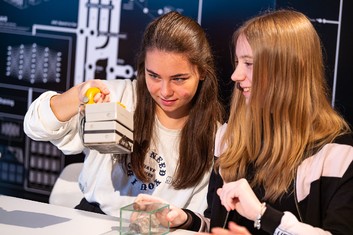 Výlet do studia vyhráli i žáci ze ZŠ Jeseniova v Praze. Během pokusů si zkusili změřit míru radiace různých předmětů.