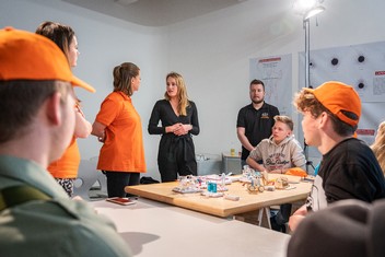 O studiu jaderné fyziky a pracovních ambicích na jádře si s dětmi podívala Adéla Chalupová. Brzy se začne školit na pozici operátorky na velíně Jaderné elektrárny Temelín.