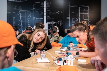 Školáky čekaly taky zábavné pokusy na téma obnovitelných zdrojů energie. Všichni se aktivně zapojili.