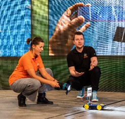 Virtuální prohlídky byly plné praktických ukázek. Nechybělo ani autíčko na solární pohon a spousta dalších pokusů.