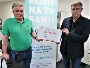 Symbolický šek vypsaný na 20 000 korun převzal od zástupce ČEZ Teplárenské  Milana Bláhy jeden ze zakladatelů a místopředsedů spolku DIApozitiv Aleš Leibl.