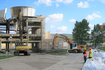 První ze čtyř ventilátorových chladicích věží Elektrárny Prunéřov 1 to má definitivně spočítáno. Drapáky bouracího stroje se do ní zakously v pátek 13. května. Jakmile bude srovnána se zemí, čeká stejný osud i zbývající tři věže.  