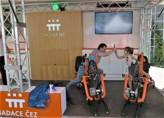 Celkem 105 duelů, tedy mezi 210 „jezdci“ na Oranžových handbike Nadace ČEZ se odehrálo před Grandhotelem Pupp během Jarních porcelánových slavností. Zájem  vyzkoušet si, jaké to je a zároveň pomoci některé z organizací projevili jak náhodní spolujezdci, tak i životní partneři, sourozenci, rodiče s dětmi, kamarádi, přátelé… Jejich jízdy vždy komentoval neúnavný moderátorský matador Oranžových kol Radek Jirgl.