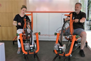 Vzájemný a tím i závěrečný duel celého šlapání na oranžových handbike Nadace ČEZ obstarali zástupci obdarovaných organizací. Vlevo vedoucí  Regionálního dobrovolnického centrum INSTAND Romana Trutnovská, vpravo Petr Gašica z vedení Centra Nádech.  Aby to neměli jednoduché, nejeli za sebe, ale pro druhou organizaci. 