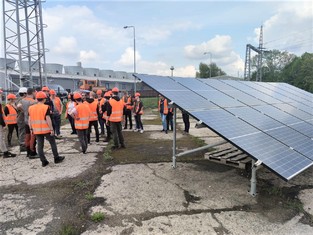 Účastníci Energetické maturity si se zájmem prohlédli i pokusný solární park s různými druhy fotovoltaických panelů.