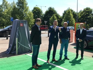 Slavnostní start 11 dobíjecích stanic u Centra Olympia Plzeň: (zleva) Ondřej Laně, Head of property management CPI Property Group, Rudolf Špoták, hejtman Plzeňského kraje, Vlastimil Gola, Radní města Plzně pro Smart City a Tomáš Dzurilla, ředitel útvaru elektromobilita ČEZ.