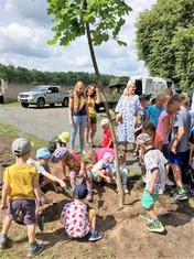 Do výsadby nové zeleně na Naučné stezce Bohumila Hrabala se za odborného dohledu a pomoci pracovníků odborné zahradnické firmy s chutí sobě vlastní pustily děti ze ZŠ a MŠ Hradištko.
 
