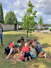 Do výsadby nové zeleně na Naučné stezce Bohumila Hrabala se za odborného dohledu a pomoci pracovníků odborné zahradnické firmy s chutí sobě vlastní pustily děti ze ZŠ a MŠ Hradištko.
 
