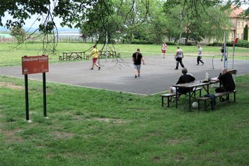 Nové multifunkční Oranžové sportoviště mají k dispozici pacienti z Psychiatrické nemocnice Horní Beřkovice na Litoměřicku. Skládá se ze dvou samostatných částí, a to workoutového a nohejbalového hřiště. Na jejich realizaci získala nemocnice 300 000 korun od Nadace ČEZ, a to díky sportující veřejnosti pomáhající potřebným střádáním prostřednictvím aplikace EPP-Pomáhej pohybem.