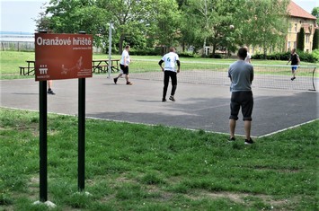 Nové multifunkční Oranžové sportoviště mají k dispozici pacienti z Psychiatrické nemocnice Horní Beřkovice na Litoměřicku. Skládá se ze dvou samostatných částí, a to workoutového a nohejbalového hřiště. Na jejich realizaci získala nemocnice 300 000 korun od Nadace ČEZ, a to díky sportující veřejnosti pomáhající potřebným střádáním prostřednictvím aplikace EPP-Pomáhej pohybem.