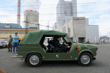 Od dubna 1966 se vyráběl i Kübelwagen, jak se přezdívá otevřené verzi pro armádu. Byl bez dveří se stahovací plachtou.