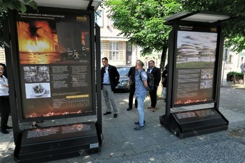 Unikátní výstava z produkce společnosti Medialogue s názvem ENERGIE A CIVILIZACE, je až do 21. června k vidění na Mírovém náměstí v Lounech. Expozice přibližuje prostřednictvím velkoplošných fotopanelů způsoby využívání energie v historických, společenských, politických a technických souvislostech a nastiňuje jejich možné dopady na naši i budoucí generace.