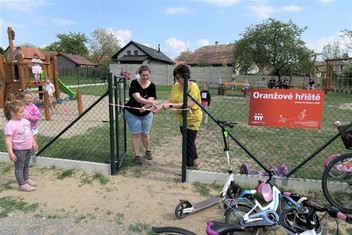 Vpravo starostka Marta Peterková, vlevo zastupitelka a předsedkyně Sboru pro občanské záležitosti Martina Záklasníková během přestřižení pásky.