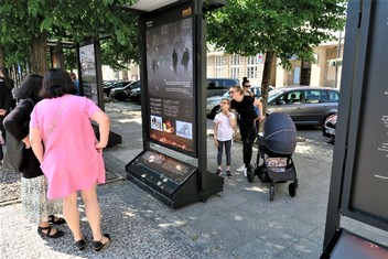 Unikátní výstava z produkce společnosti Medialogue s názvem ENERGIE A CIVILIZACE, je až do 21. června k vidění na Mírovém náměstí v Lounech. Expozice přibližuje prostřednictvím velkoplošných fotopanelů způsoby využívání energie v historických, společenských, politických a technických souvislostech a nastiňuje jejich možné dopady na naši i budoucí generace.