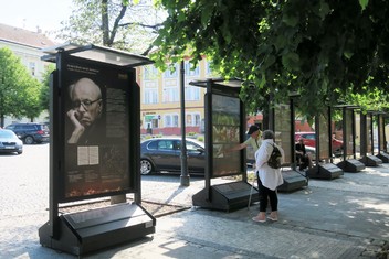 Unikátní výstava z produkce společnosti Medialogue s názvem ENERGIE A CIVILIZACE, je až do 21. června k vidění na Mírovém náměstí v Lounech. Expozice přibližuje prostřednictvím velkoplošných fotopanelů způsoby využívání energie v historických, společenských, politických a technických souvislostech a nastiňuje jejich možné dopady na naši i budoucí generace.