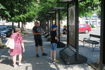 Unikátní výstava z produkce společnosti Medialogue s názvem ENERGIE A CIVILIZACE, je až do 21. června k vidění na Mírovém náměstí v Lounech. Expozice přibližuje prostřednictvím velkoplošných fotopanelů způsoby využívání energie v historických, společenských, politických a technických souvislostech a nastiňuje jejich možné dopady na naši i budoucí generace.