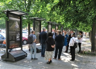 Unikátní výstava z produkce společnosti Medialogue s názvem ENERGIE A CIVILIZACE, je až do 21. června k vidění na Mírovém náměstí v Lounech. Expozice přibližuje prostřednictvím velkoplošných fotopanelů způsoby využívání energie v historických, společenských, politických a technických souvislostech a nastiňuje jejich možné dopady na naši i budoucí generace.