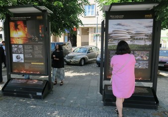 Unikátní výstava z produkce společnosti Medialogue s názvem ENERGIE A CIVILIZACE, je až do 21. června k vidění na Mírovém náměstí v Lounech. Expozice přibližuje prostřednictvím velkoplošných fotopanelů způsoby využívání energie v historických, společenských, politických a technických souvislostech a nastiňuje jejich možné dopady na naši i budoucí generace.