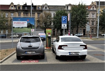 Vloni bylo na konci prvního pololetí v Ústeckém kraji v provozu 25 veřejných dobíjecích stanic ČEZ, jejich počet se tak meziročně zvýšil o 58 procent. Elektromotoristům je přitom k dispozici 27 rychlodobíjecích o výkonu 50 kW a 11 normálních o výkonu 22 kW.