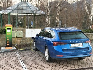 Vloni bylo na konci prvního pololetí v Ústeckém kraji v provozu 25 veřejných dobíjecích stanic ČEZ, jejich počet se tak meziročně zvýšil o 58 procent. Elektromotoristům je přitom k dispozici 27 rychlodobíjecích o výkonu 50 kW a 11 normálních o výkonu 22 kW.