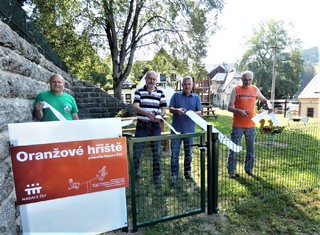 Přestřižení pásky za účasti zástupce Nadace ČEZ a vedení obce.
