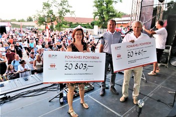 Za Skupinu ČEZ coby generálního partnera akce, předával šeky obdarovaným organizacím Viktor Šimko, zástupce vedení Teplárny Energotrans (dříve Elektrárna Mělník). „Snažíme se být dobrým sousedem. Jsem rád, že tentokráte zastupuji nejen naši společnost Energotrans, ale i Nadaci ČEZ, která přemění tyto úctyhodné vyšlapané částky na opravdové peníze. A je na místě poděkovat hlavně vám před podiem, neboť vy jste se svým minutovým úsilím o obě přeměny zasloužili nejvíce,“ řekl Viktor Šimko.