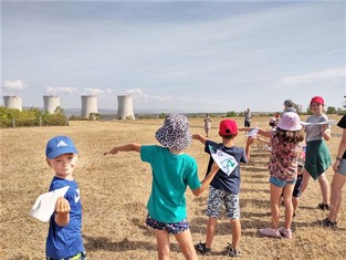 Třetí dimenze - živé ptactvo nahradily různé typy papírových vlaštovek.