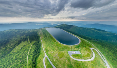 Horní nádrž přečerpávací elektrárny Dlouhé stráně, největšího zdroje pro akumulaci energie v ČR