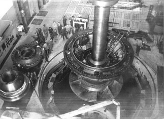 Strojovna vodní elektrárny Orlík v průběhu výstavby