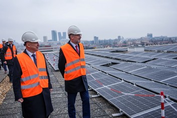 Petr Fiala a Daniel Beneš  na fotovoltaice na Kongresovém centru.