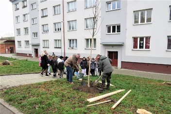 Lopaty se chopil i starosta Habartova (vlevo) Petr Janura a pomohl zasadit první strom.

