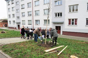 Lopaty se chopil i starosta Habartova (vlevo) Petr Janura a pomohl zasadit první strom.

