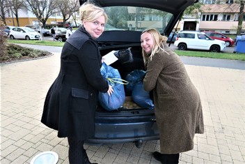 Pro vše si do Plzně přijela osobně vedoucí Oblastní charity Rokycany Jana Kovářová . Na snímku vlevo, vpravo Lucie Brožová z pražské Arcadie.

