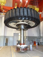 Vyzdvižený rotor při modernizaci vodní elektrárny Kamýk