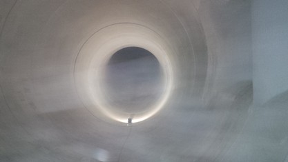 Nový nátěr interiéru jednoho z přivaděčů k turbíně, projel by jím vlak pražského metra
