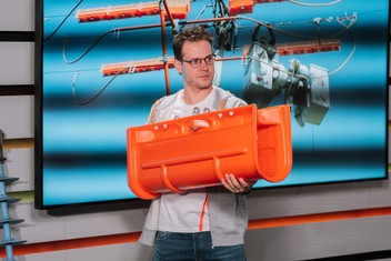 Novinkou posledního ročníku Virtuálně v elektrárně byla prohlídka distribuční soustavy ČEZ. Průvodci vás vzali i do terénu, kde vysoko na stožárech pracují naši elektormontéři.