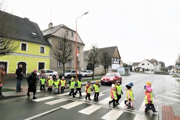 Prakticky milou tradicí se již stalo, že jako první si vyzkoušejí přechod „tam a zpět“ děti z místních mateřinek. Nejinak tomu bylo i v Kostomlatech pod Milešovkou.