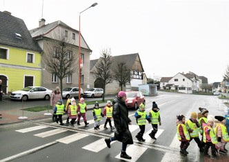 Prakticky milou tradicí se již stalo, že jako první si vyzkoušejí přechod „tam a zpět“ děti z místních mateřinek. Nejinak tomu bylo i v Kostomlatech pod Milešovkou.