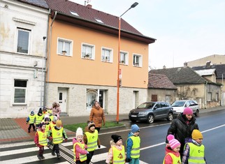 Prakticky milou tradicí se již stalo, že jako první si vyzkoušejí přechod „tam a zpět“ děti z místních mateřinek. Nejinak tomu bylo i v Kostomlatech pod Milešovkou.