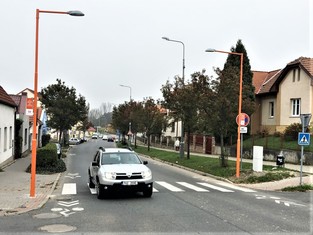 Dvanáct Oranžových přechodů Nadace ČEZ se již nachází na různých místech v Mělníku. Poslední dva do tuctu přibyly ve městě oficiálně v úterý 18. října. Na snímku přechod v Nemocniční ulici.