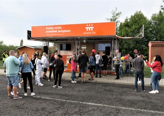 O jízdy na Oranžovém kole Nadace ČEZ byl mezi návštěvníky Mostecké slavnosti veliký zájem.