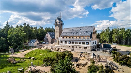 Celkový pohled na nové Oranžové hřiště u rozhledny Královka v Jizerských horách.