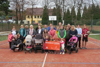 Společné foto během slavnostního otevření multifunkčního sportoviště v Měděnci, na jehož kompletní rekonstrukci přispěla Nadace ČEZ v rámci grantu Oranžové hřiště 300 000 korunami. Stalo se tak před strašidelným lampionovým průvodem pro děti. Starostka Valerie Marková zcela vlevo.