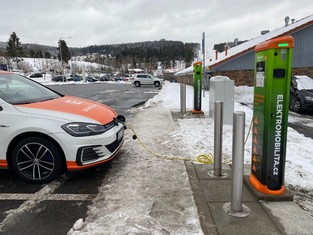 Dvojice nových dobíjecích stanic pro elektromobily v Lipně
